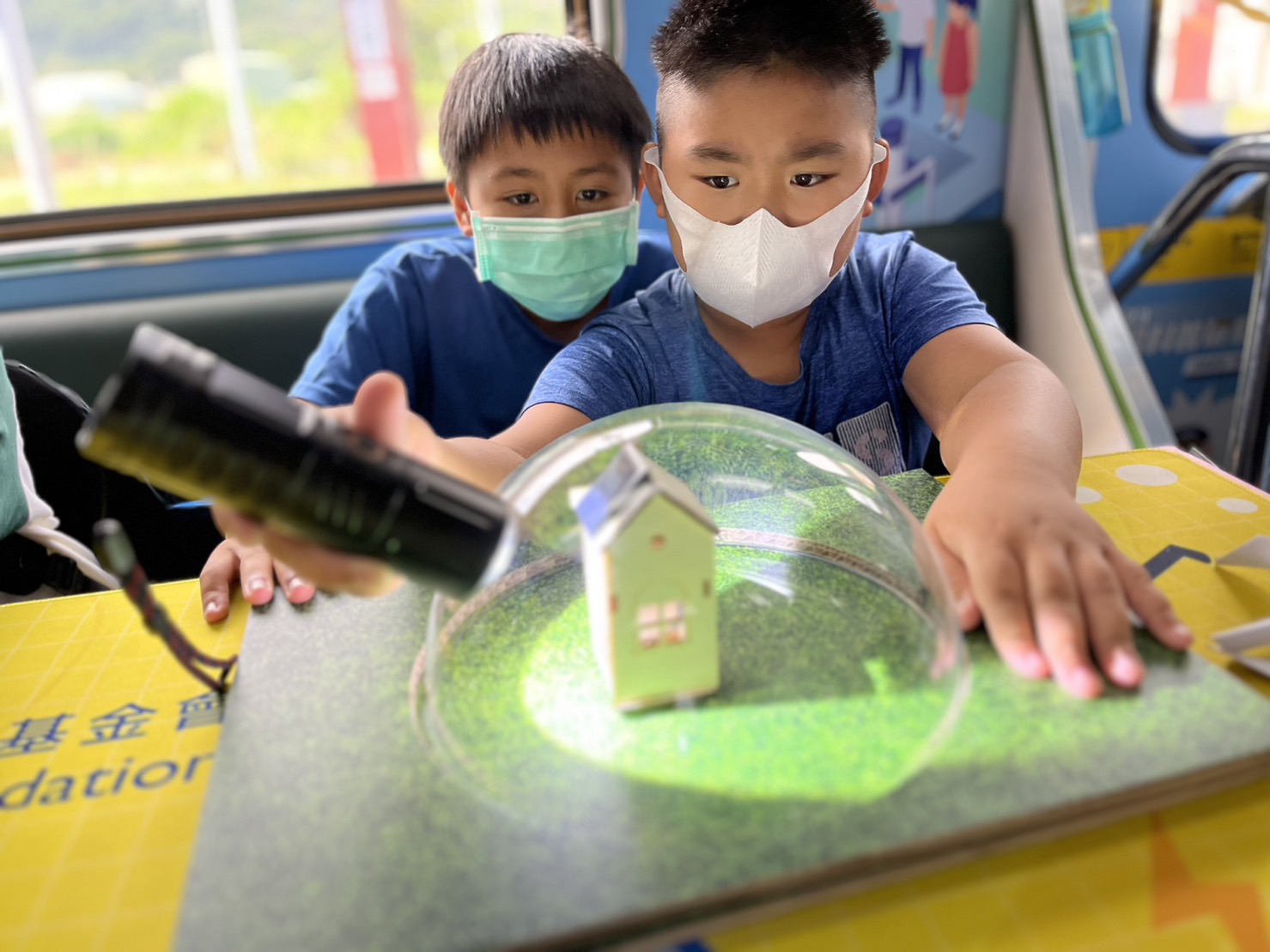mansion88·明升參與基礎科學主題車廂，以STEAM教學精神，設計「逐日科學家」、「太陽能工程師」以及「淨零建築師」三大能源科普課程和實驗