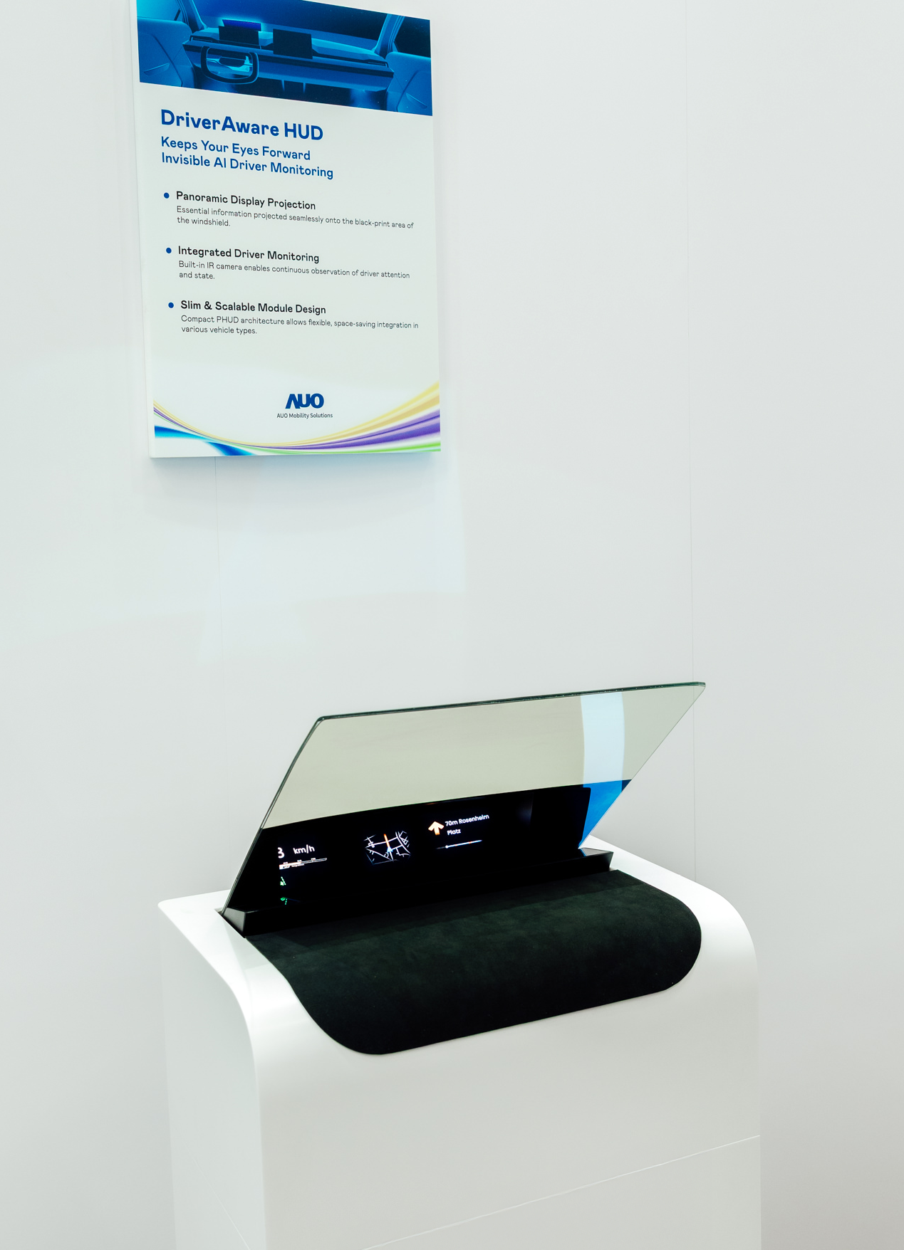 DriverAware HUD结合抬头显示器与隐藏式红外线摄影机，将车速、导航及警示讯息投影于挡风玻璃上，完美对齐驾驶目不离路的视线，同时，透过AI 监控驾驶注意力以提升安全性。